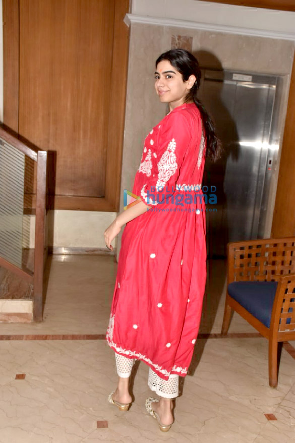 photos janhvi kapoor and khushi kapoor spotted in juhu 6
