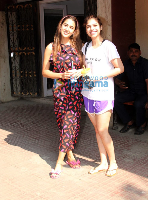 photos janhvi kapoor and sara ali khan spotted at the pilates gym 2 3