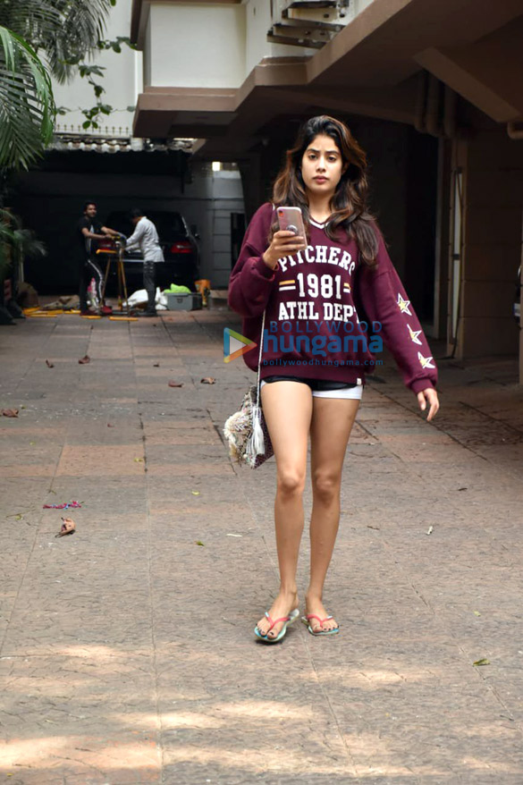 photos janhvi kapoor snapped in juhu 1 4