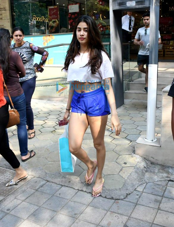 photos janhvi kapoor spotted at foodhall in bandra 5