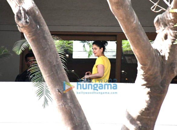 photos kareena kapoor khan spotted in bandra 3 6