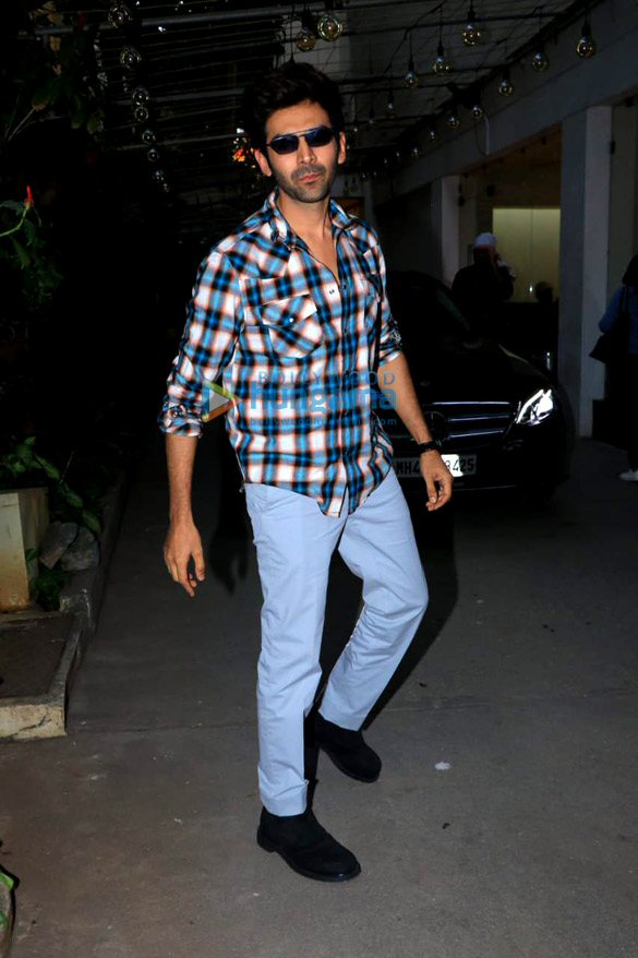 photos kartik aaryan sara ali khan spotted at sunny super sound in juhu 2