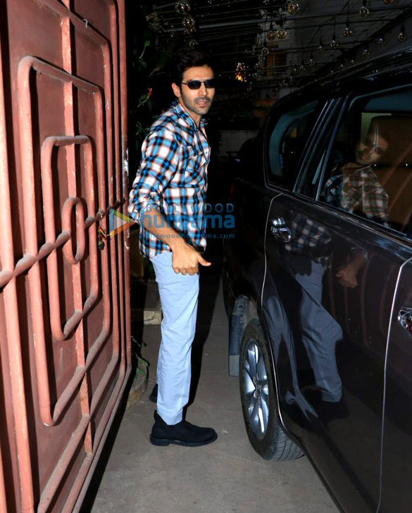 photos kartik aaryan sara ali khan spotted at sunny super sound in juhu 5