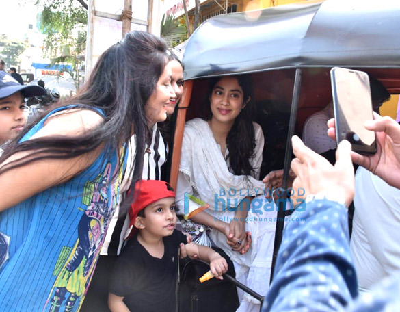 photos kartik aaryan and janhvi kapoor snapped at versova jetty 2