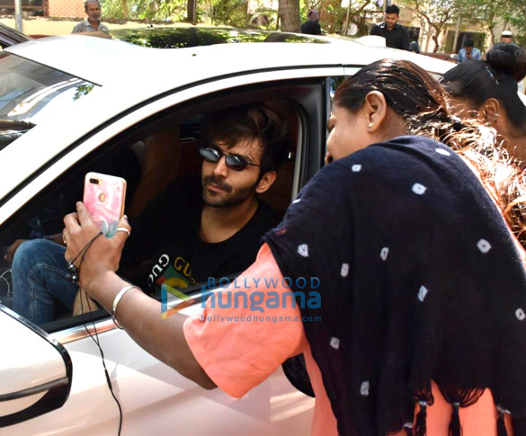 photos kartik aaryan celebrates his bodyguards birthday at dance class in juhu 2
