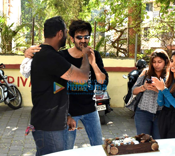 photos kartik aaryan celebrates his bodyguards birthday at dance class in juhu 4