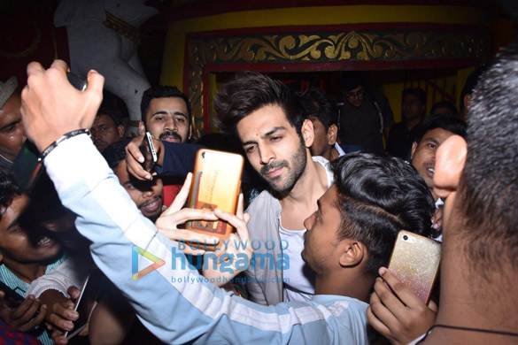 photos kartik aaryan snapped at shani temple 3