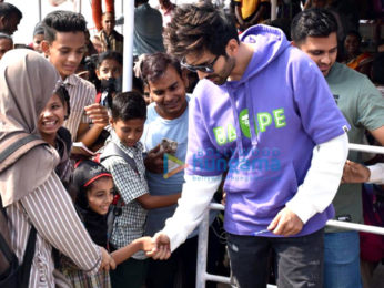 Photos: Kartik Aaryan snapped at Versova jetty