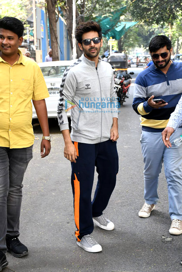photos kartik aaryan snapped in bandra 1