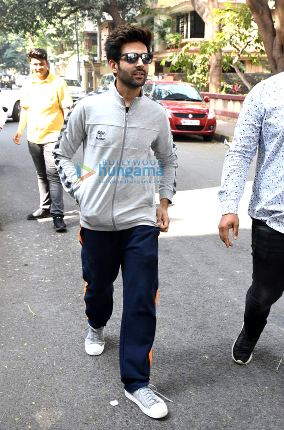 Photos: Kartik Aaryan snapped in Bandra Photos: Kartik Aaryan snapped in Bandra
