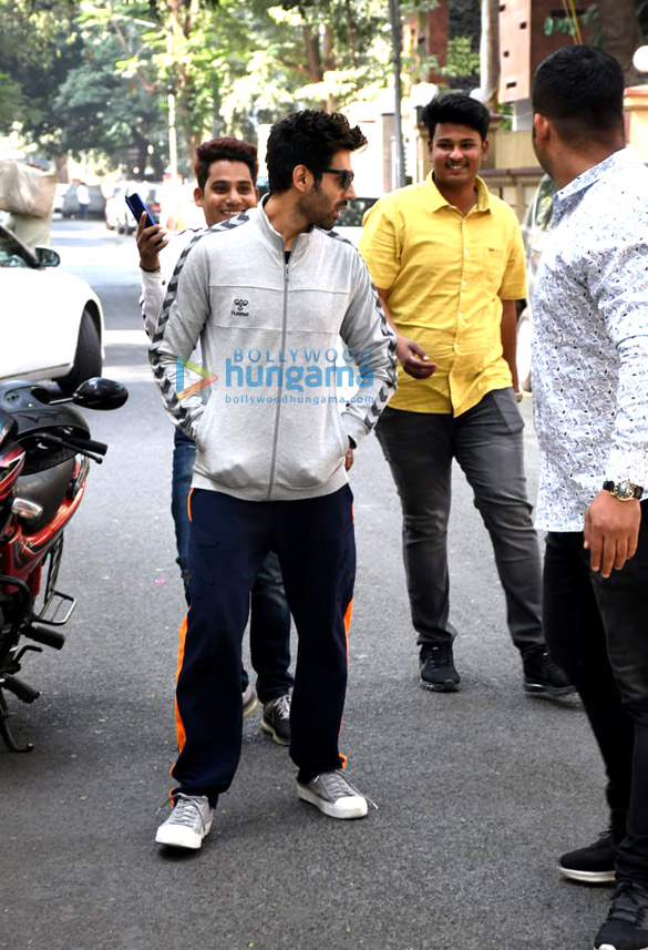 photos kartik aaryan snapped in bandra 3