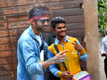 Photos: Kartik Aaryan snapped in Juhu