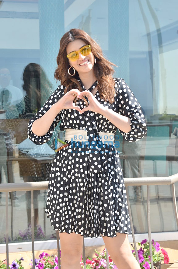 photos kriti sanon snapped in juhu 2 2