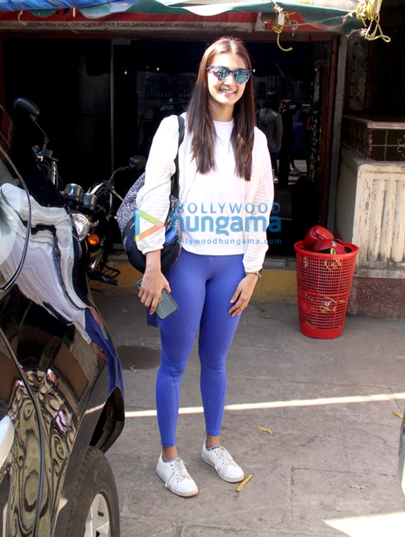 photos kriti sanon snapped in juhu 2