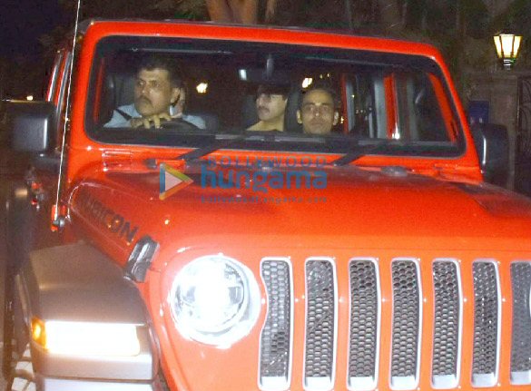 photos saif ali khan and kareena kapoor khan snapped in their new car in bandra 4
