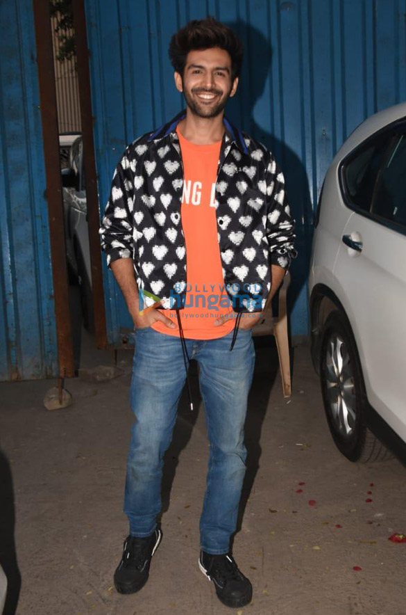 photos sara ali khan and kartik aaryan snapped promoting their film love aaj kal at film city 2