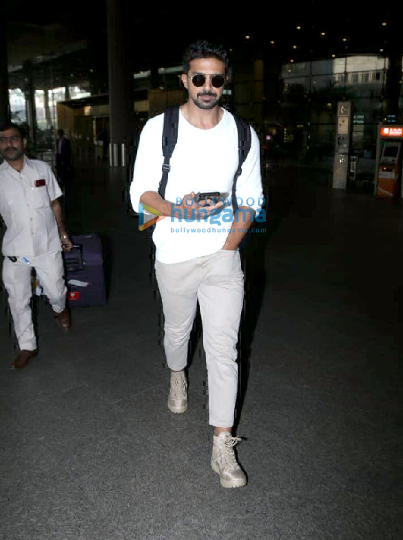 photos shah rukh khan ranveer singh elli avrram and others snapped at the airport 5