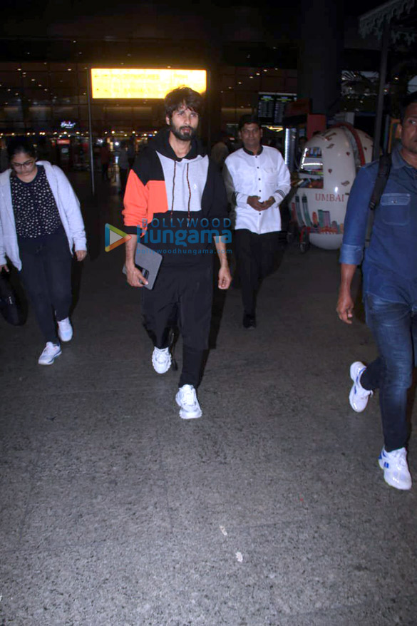 photos shahid kapoor snapped at the airport 1