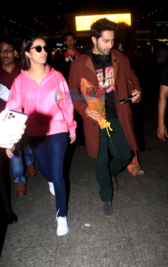 photos shraddha kapoor and varun dhawan snapped at the airport 1