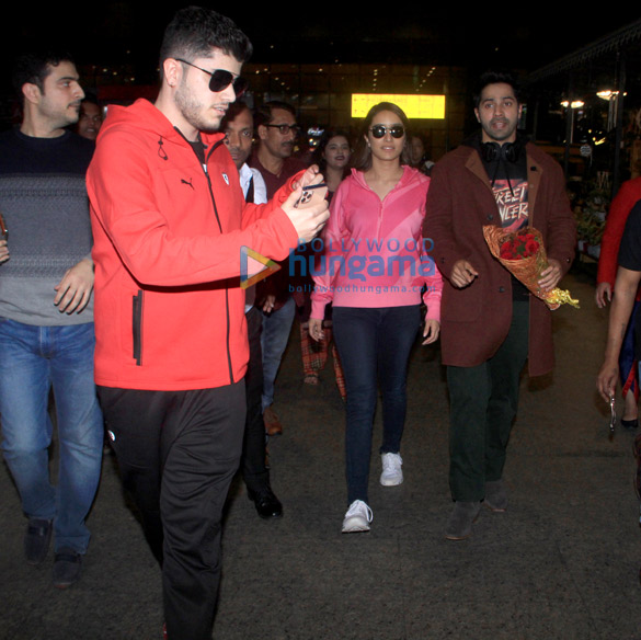 photos shraddha kapoor and varun dhawan snapped at the airport 2