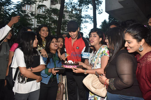 photos sidharth malhotra celebrates his birthday with fans 3