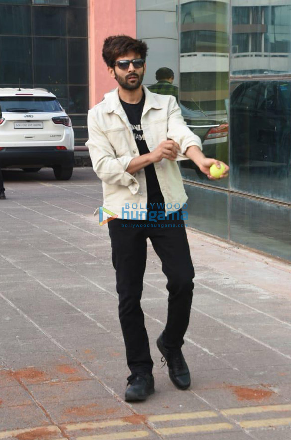 photos sunny singh nijjar sonnalli seygall and kartik aaryan snapped promoting their film jai mummy di 2