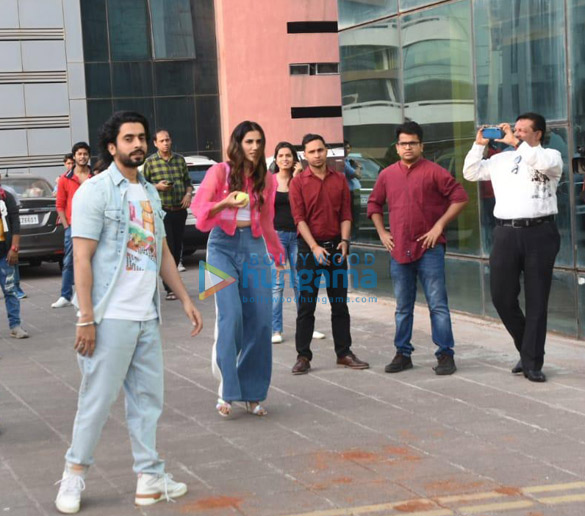 photos sunny singh nijjar sonnalli seygall and kartik aaryan snapped promoting their film jai mummy di 5