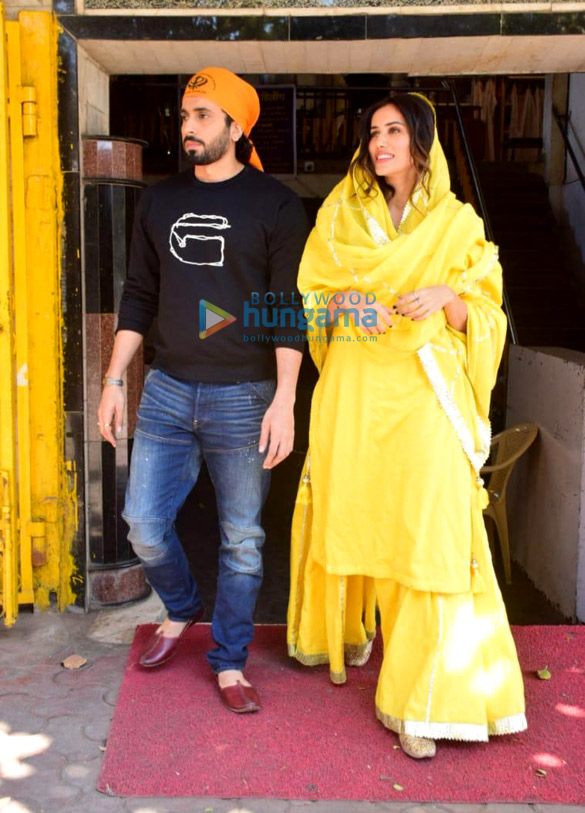 photos sunny singh and sonnalli seygall snapped at a gurudwara ahead of jai mummy di releas 3