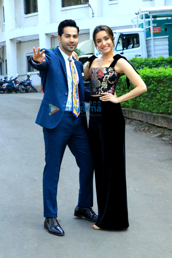 photos varun dhawan and shraddha kapoor snapped on sets of indian idol promoting their film street dancer 3d 8