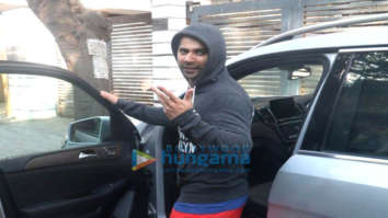 Photos: Varun Dhawan snapped at the gym in Bandra