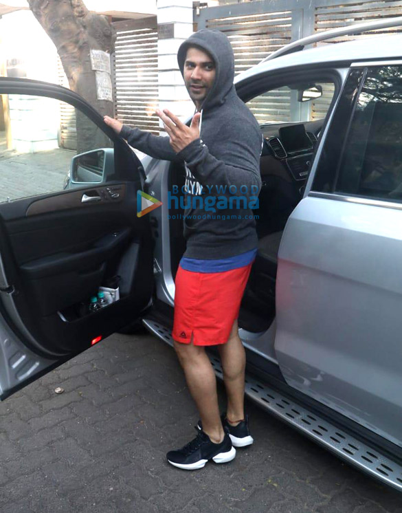 Photos: Varun Dhawan snapped at the gym in Bandra Photos: Varun Dhawan snapped at the gym in Bandra