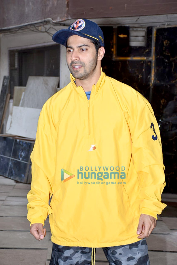 photos varun dhawan snapped at the gym in bandra 2 2