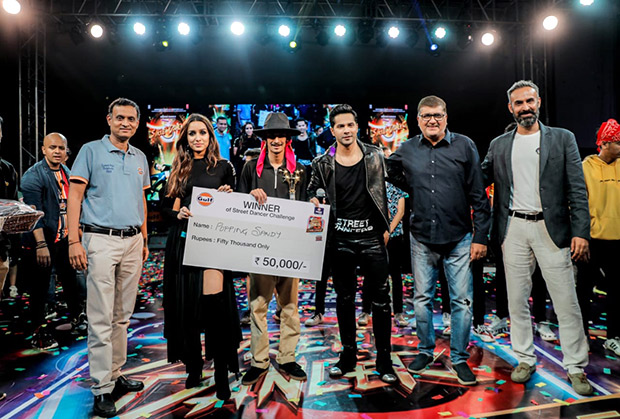 Varun Dhawan, Shraddha Kapoor and team Street Dancer 3D award India's best street dancers