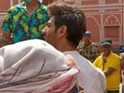 Bhool Bhulaiyaa 2: Kartik Aaryan holds Kiara Advani in his arms during romantic song shoot in this leaked video
