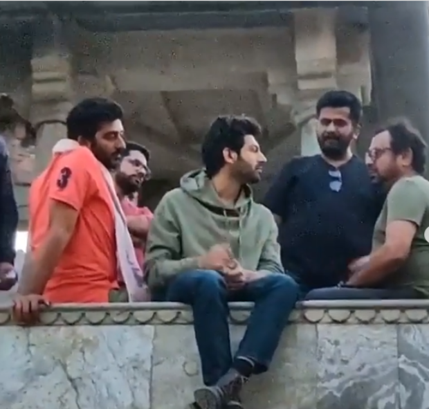 Bhool Bhulaiyaa 2: Kartik Aaryan drives an autorickshaw on the streets of Rajasthan in this leaked video Bhool Bhulaiyaa 2: Kartik Aaryan drives an autorickshaw on the streets of Rajasthan in this leaked video