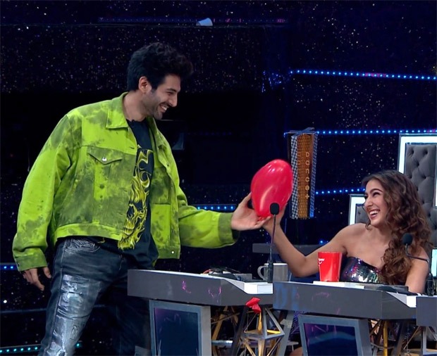 Kartik Aaryan gives a heart shaped balloon to Sara Ali Khan on Dance Plus 5