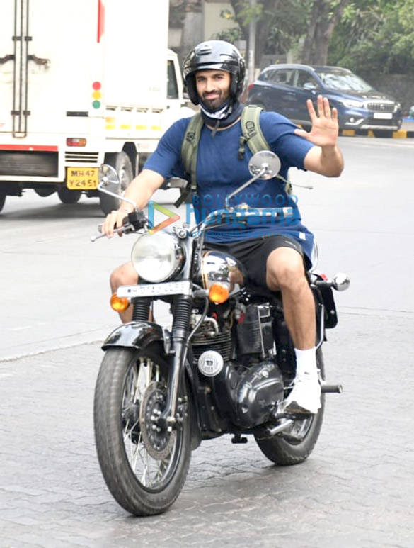 Photos: Aditya Roy Kapur snapped on a bike at Carter Road, Bandra