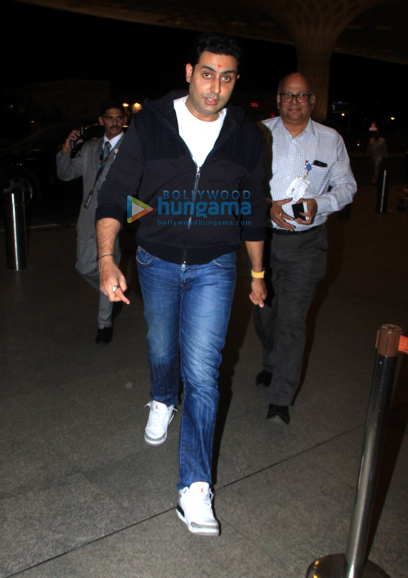 photos deepika padukone and abhishek bachchan snapped at the airport 2