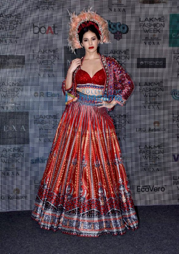 photos divya khosla kumar rhea chakraborty walk the ramp as show stoppers at lakme fashion week summerresort 2020 17