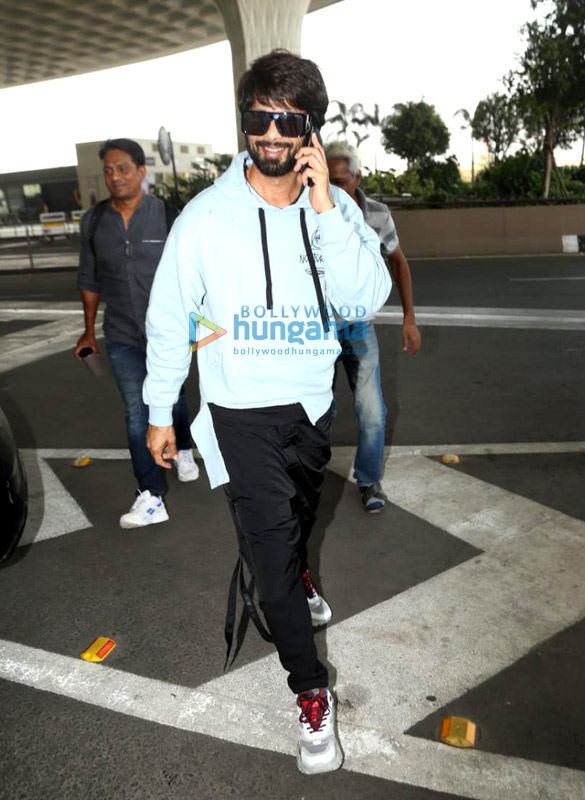 photos hrithik roshan janhvi kapoor sunny leone and others snapped at the airport 1