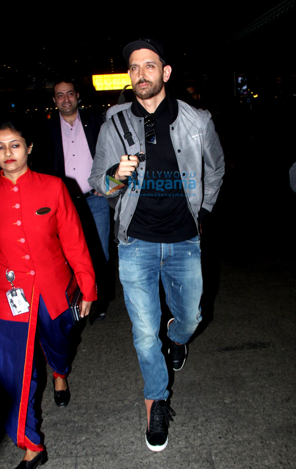 photos hrithik roshan and sunny leone snapped at the airport 1