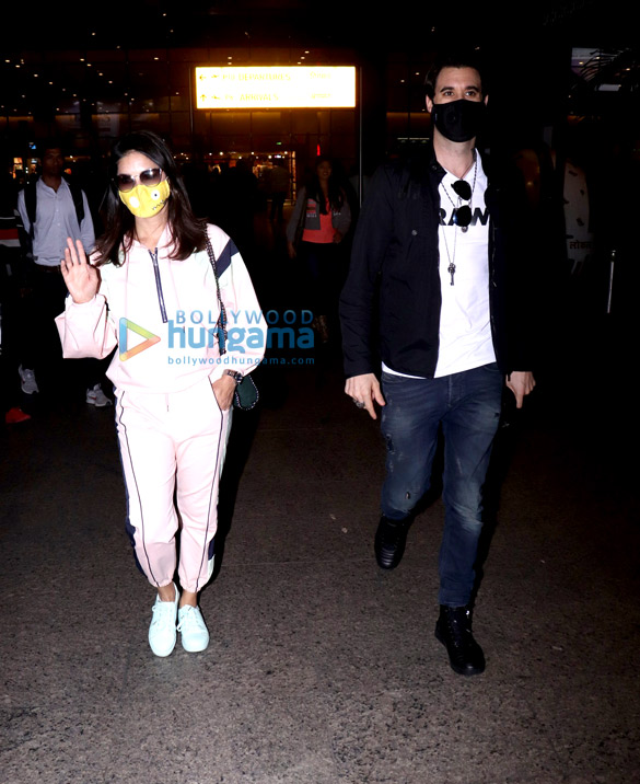 photos hrithik roshan and sunny leone snapped at the airport 2
