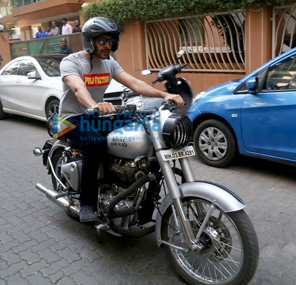 photos kartik aaryan and janhvi kapoor spotted at maddock films office 1