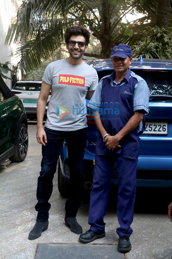photos kartik aaryan and janhvi kapoor spotted at maddock films office 4