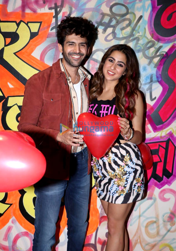 photos kartik aaryan and sara ali khan snapped during love aaj kal promotions 1 2