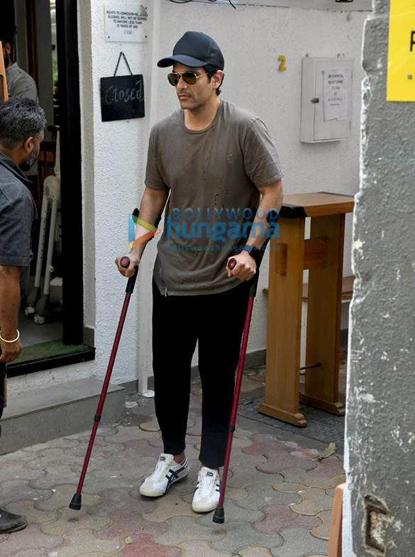 photos neha dhupia and angad bedi spotted in bandra 4