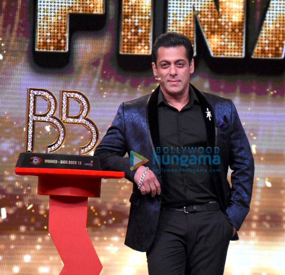 photos salman khan announces sidharth shukla as the winner of bigg boss 13 asim riaz comes second 6