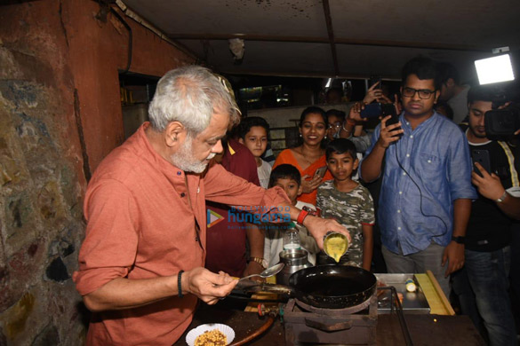 photos sanjay mishra and hardik mehta spotted at goregaons omelet pav stall 1