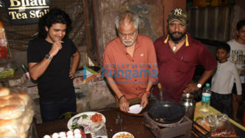 Photos: Sanjay Mishra and Hardik Mehta spotted at Goregaon’s Omelet Pav stall