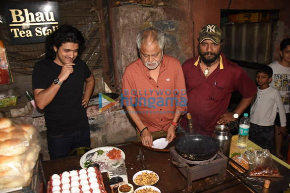 photos sanjay mishra and hardik mehta spotted at goregaons omelet pav stall 2